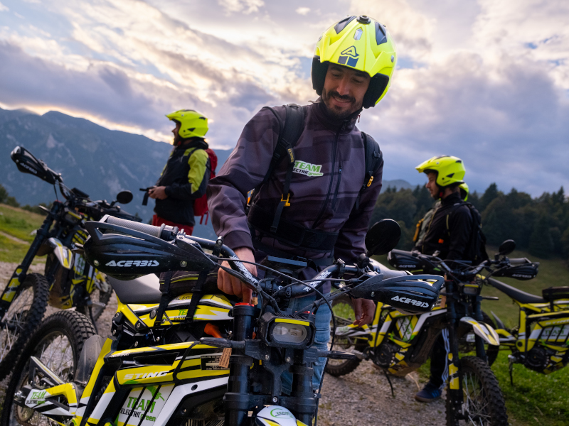 Geführte Touren mit Elektro-Enduro-Motorrädern